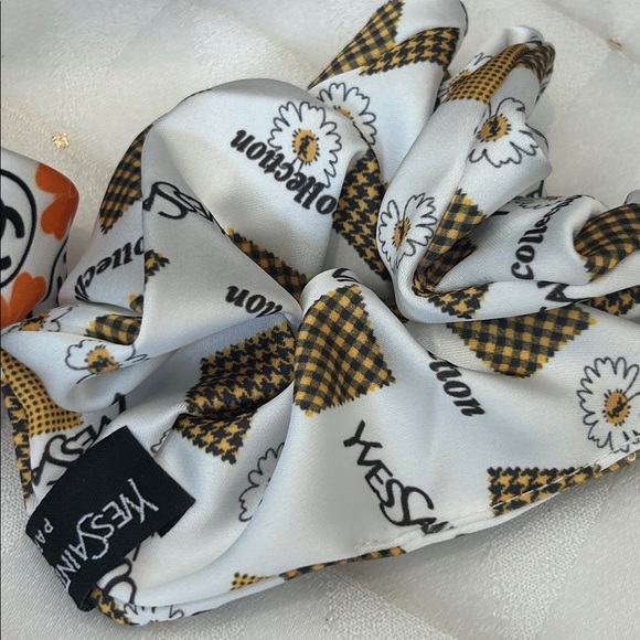 🧡⭐️HAIR SCRUNCHIES 🧡⭐️ - Picture 2 of 5